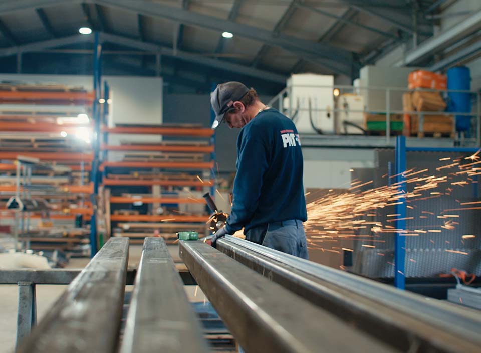 Metallzuschnitt in der Werkstatt bei PMT