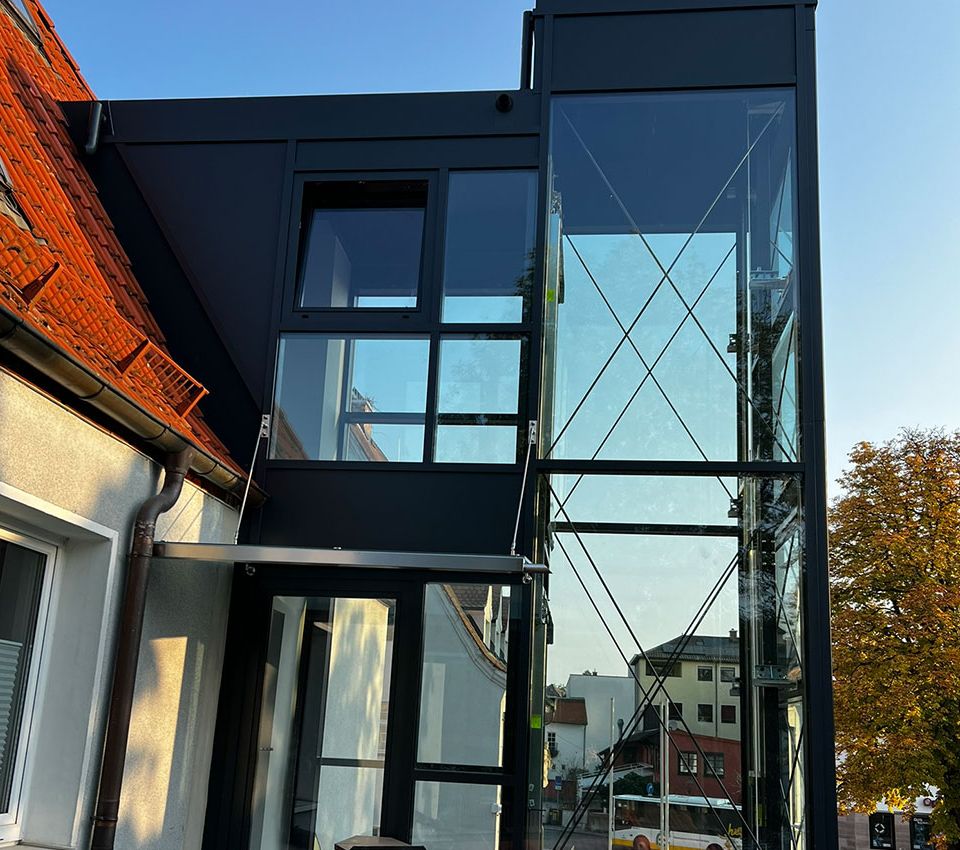 Au&szlig;enliftschacht aus Glas