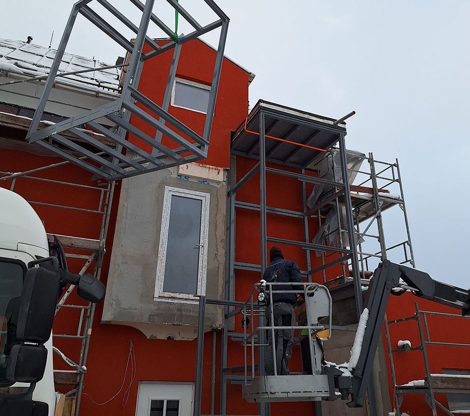 Montage der Stahlkonstruktion f&uuml;r einen Au&szlig;enaufzug am Moreschehaus in Ehrwald.