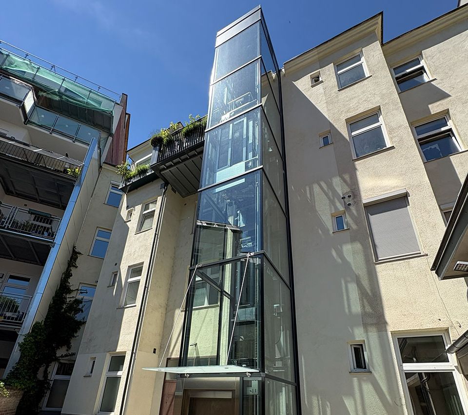 Au&szlig;&szlig;enliftschacht aus Glas in Wien