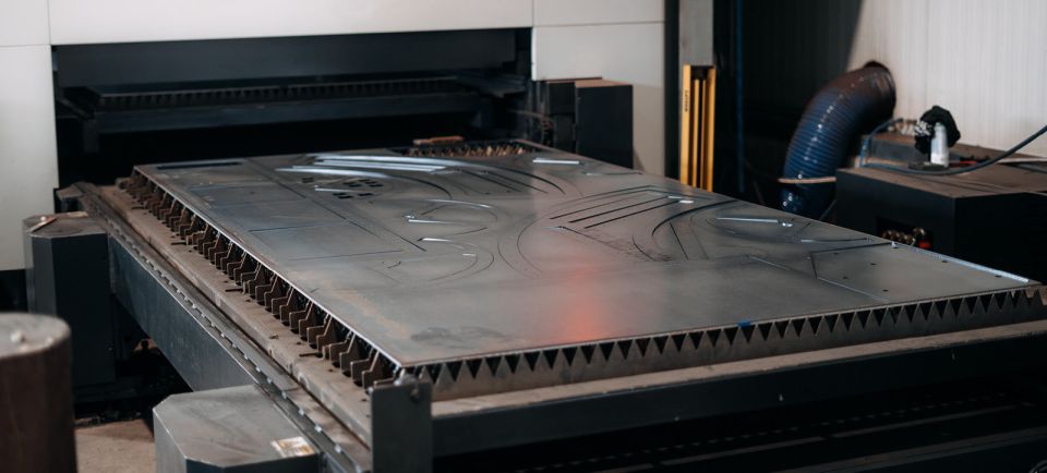 Metallzuschnitt in der Werkstatt bei PMT
