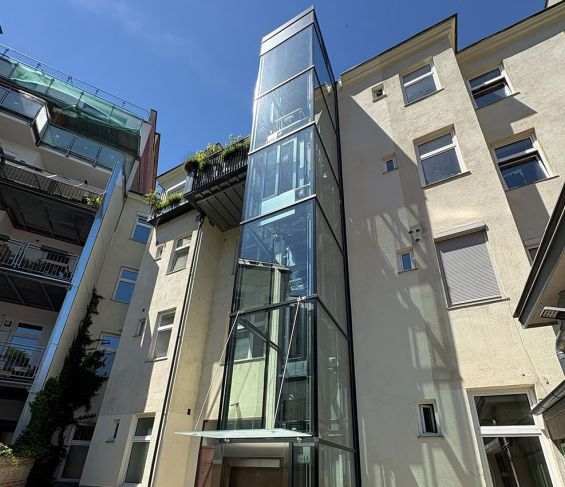 Au&szlig;&szlig;enliftschacht aus Glas in Wien