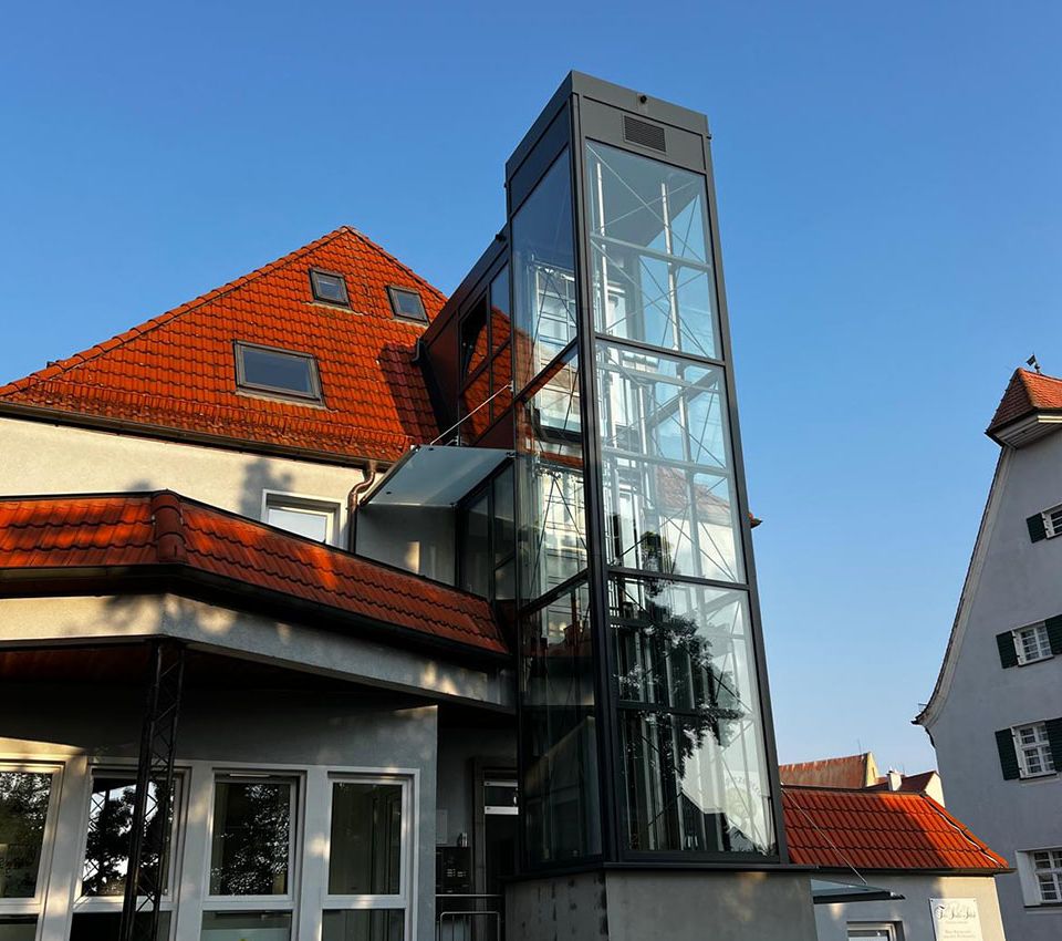 Verglaster Au&szlig;enaufzug an einem Geb&auml;ude in Herzogenaurach.